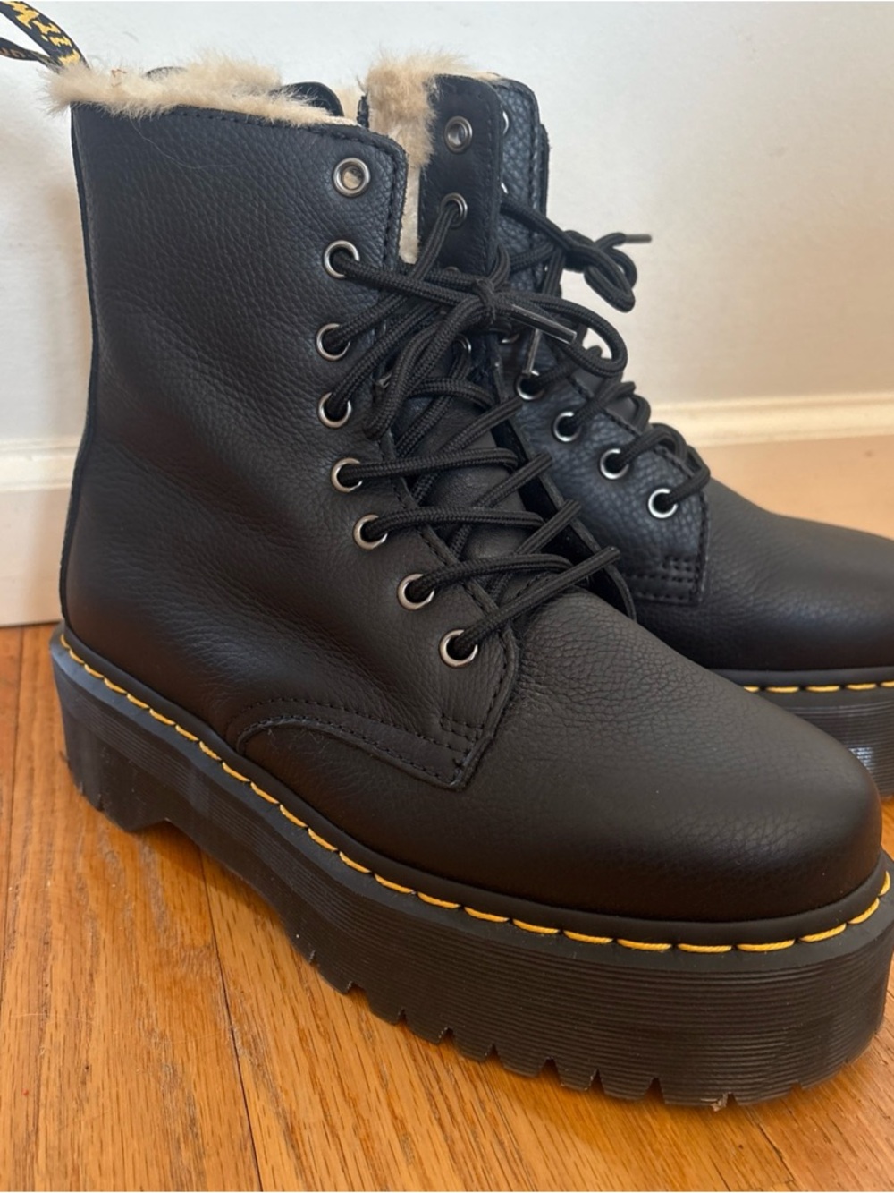 DR.MARTENS JADON BOOT LEATHER FAUX FUR LINED PLATFORMS Womens Size 8 M7 - Picture 4 of 9